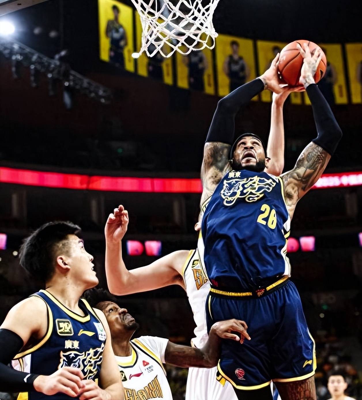 包含中原猛虎队惊险晋级岭南猛虎队，篮球淘汰赛上演关键失误成转折！防守强度拉满的词条